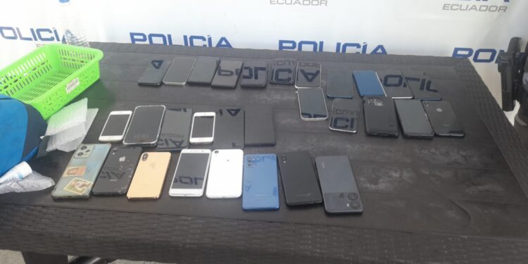 30 celulares fueron decomisados en locales ubicados en el centro de Machala