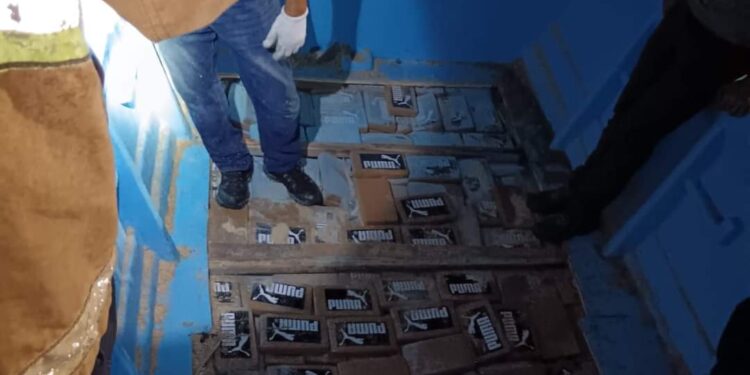 Dos detenidos en decomiso de más de una tonelada de droga en las costas de Manabí