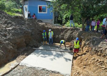 Prefectura construye 5 pasos de agua en la vía Calichana – La Avelina