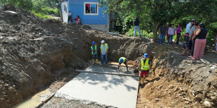 Prefectura construye 5 pasos de agua en la vía Calichana – La Avelina