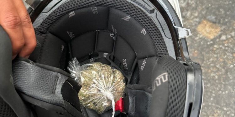 Dos sujetos que ocultaban la sustancia ilícita en un casco recuperaron la libertad
