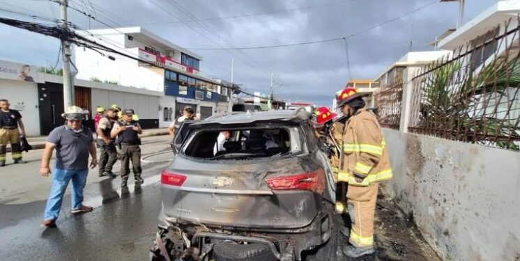 Vehículo de una funcionaria fue incendiado
