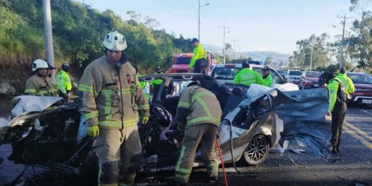 Dos personas fallecidas en la Panamericana Sur tras un choque en Quito