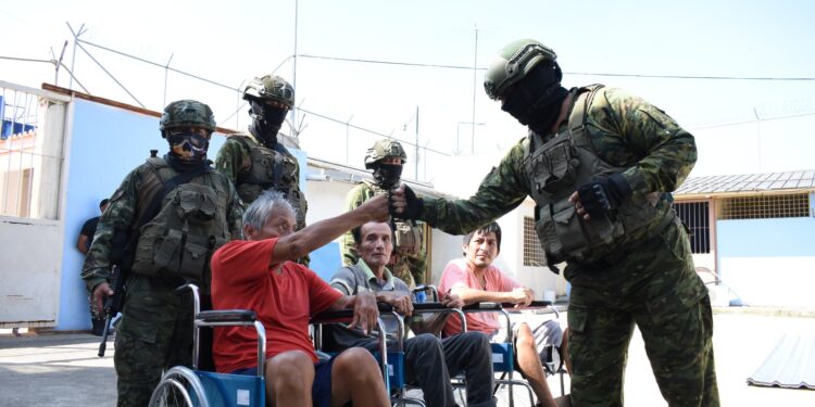 Fuerzas Armadas Entregan Sillas de Ruedas a Personas Privadas de la Libertad en El Oro