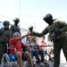 Fuerzas Armadas Entregan Sillas de Ruedas a Personas Privadas de la Libertad en El Oro