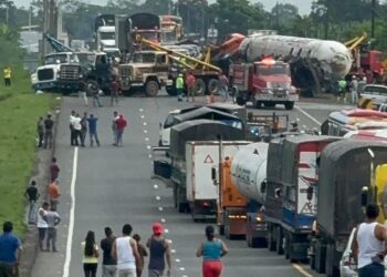 Siete heridos al chocar dos vehículos pesados en la vía Buena Fe – Santo Domingo