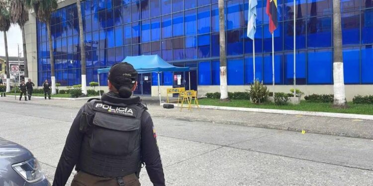 Delincuente abatido afuera de agencia de CNEL