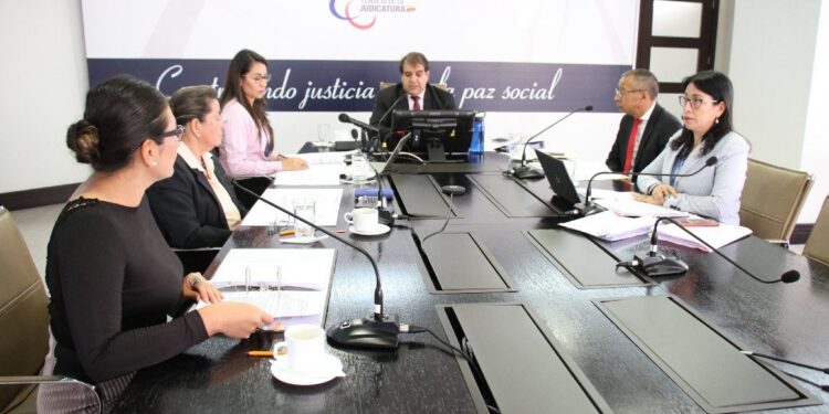Destituyen a juez que liberó a líder de grupo delictivo