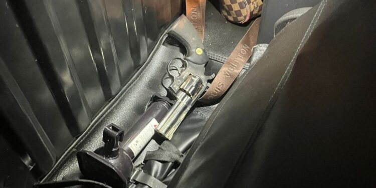 Aprehendido con un revólver en ciudadela Las brisas