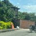 Murió tras caer de la cama
