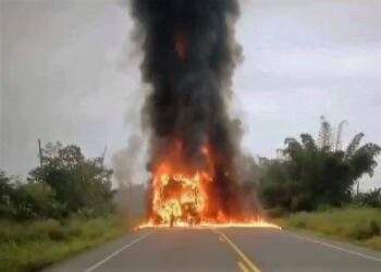 Un bus de la cooperativa Sucre se incendio al chocar con una motocicleta