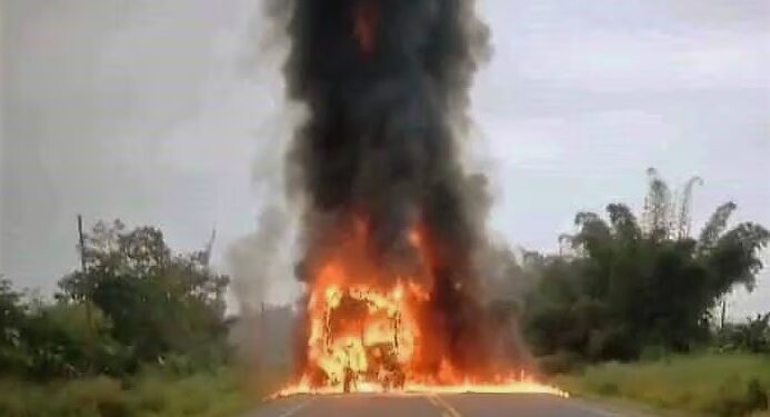 Un bus de la cooperativa Sucre se incendio al chocar con una motocicleta