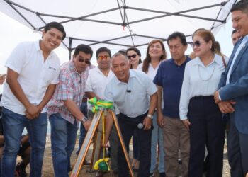 El prefecto Clemente Bravo colocó la primera Piedra de mirador turístico en Zaruma