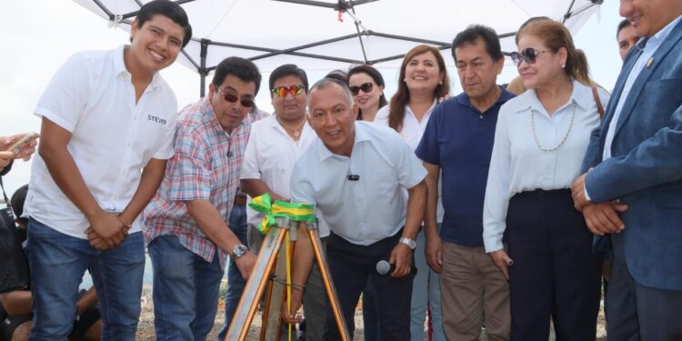 El prefecto Clemente Bravo colocó la primera Piedra de mirador turístico en Zaruma