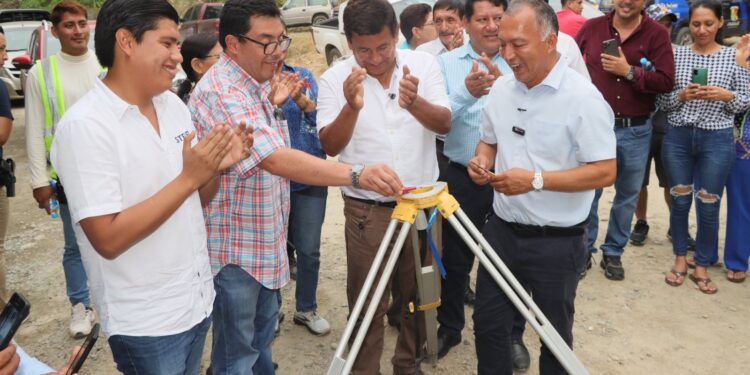 Prefectura de El Oro colocó la primera piedra para mejoramiento de la vía Palenque-Campo Real