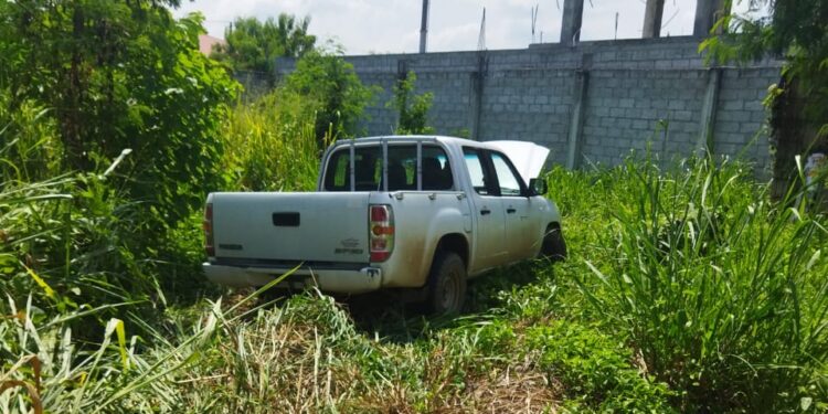 Camioneta estatal que fue robada la abandonaron en un lote baldío