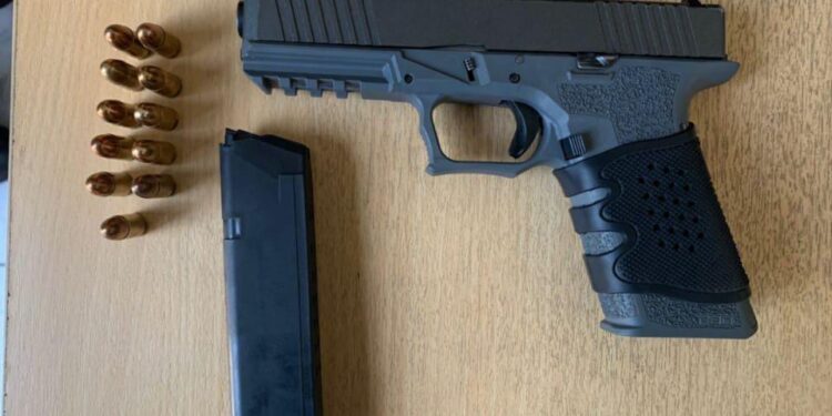 Policía aprehende a individuo por porte de arma de fuego en Machala