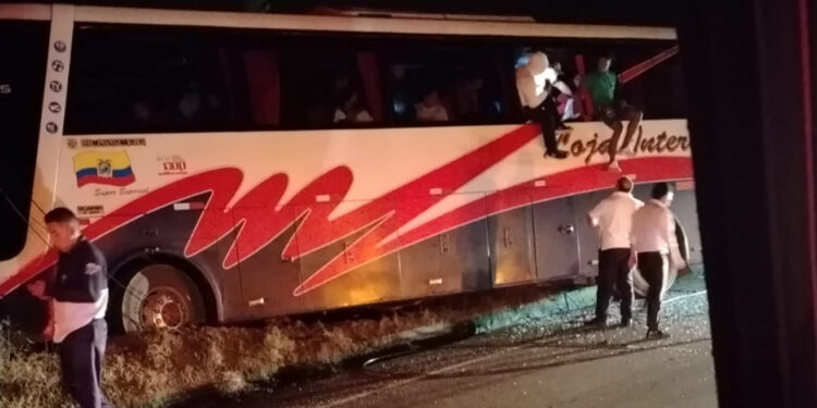 Bus de la cooperativa Loja se accidentó