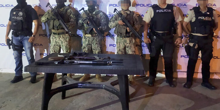 Secuestradores abandonaron armas de fuego