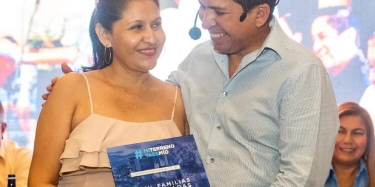Alcalde Darío Macas entregó resoluciones a posesionarios de sectores Buena Esperanza y Sauces 2 Manzana I-41