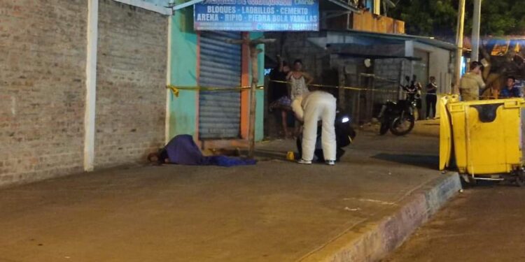 Fallece hombre tras ataque armado frente a cementerio en Manta**
