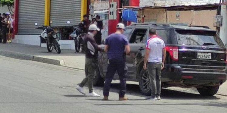 Asesinan a un hombre dentro de un vehiculo en Manta