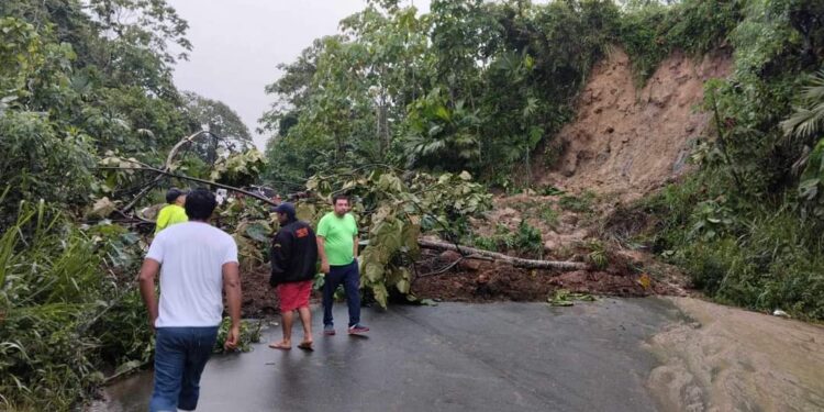 Vía Las Mercedes-Los Bancos cerrada por derrumbe en La Chorrera-Brasilia del Toachi