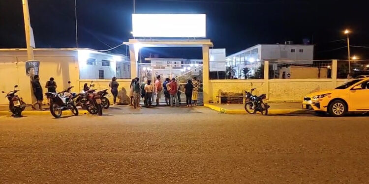 Conversaban afuera de una casa cuando les dispararon