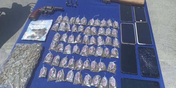 Sospechoso de asalto detenido con una escopeta y sustancias ilícitas