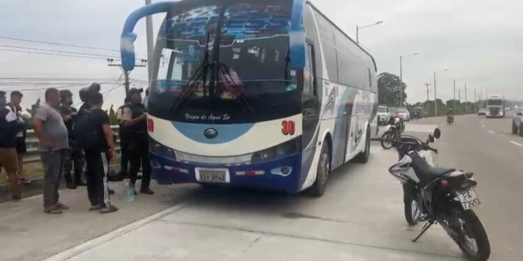 Policía se enfrentó a dos delincuentes que asaltaron un bus