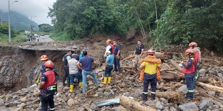 Deslizamientos afectan vías en varias provincias del país