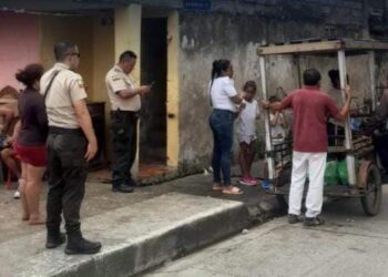 Rescatan a dos hermanitos encerrados dentro de una casa en Babahoyo