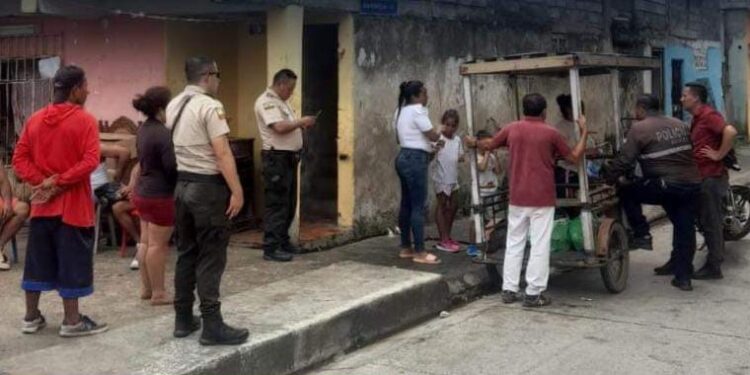 Rescatan a dos hermanitos encerrados dentro de una casa en Babahoyo