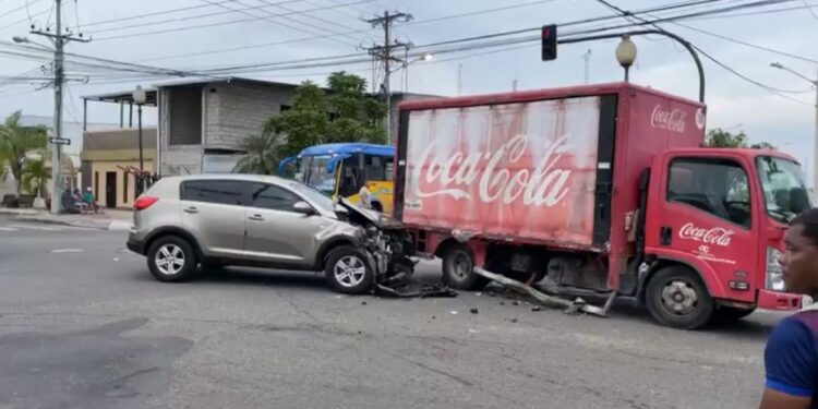 Una herida al chocar automóvil y un camión