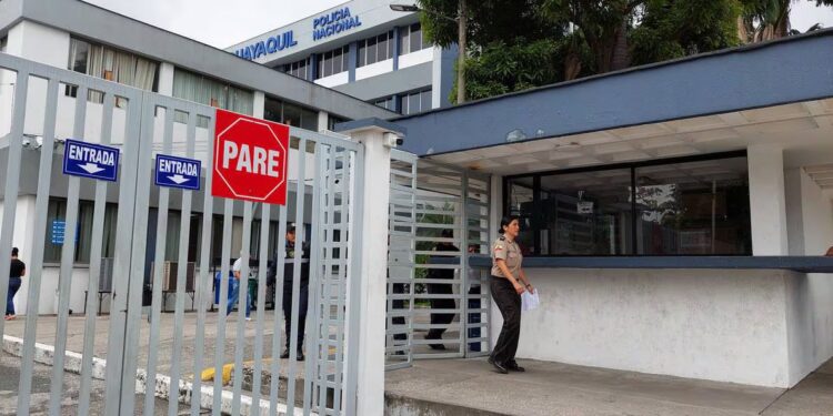 Por permisos médicos falsos en la policía un hospital fue allanado