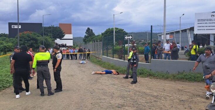 Mujer que recibió disparos en atentado que dejó a menor fallecido está en esta crítico