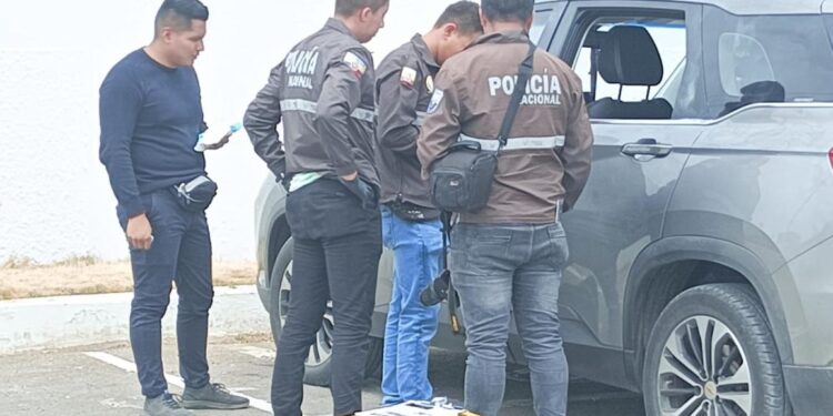 Robaron equipos que estaban en el carro que se movilizaba el gobernador de Santa Elena