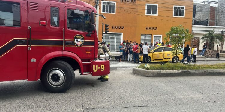 Taxi se incendió en centro de Machala