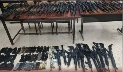En un predio se decomisaron 51 fusiles, 3 pistolas y 38 alimentadoras