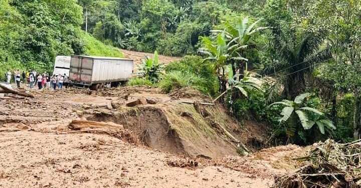 Deslizamientos en la vía Multitud-Pallatanga-Cumandá-Guayaquil dejan a comunidades incomunicadas