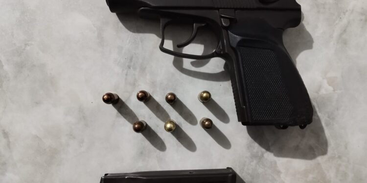 Arma fue abandonada tras reportarse disparos en el cementerio