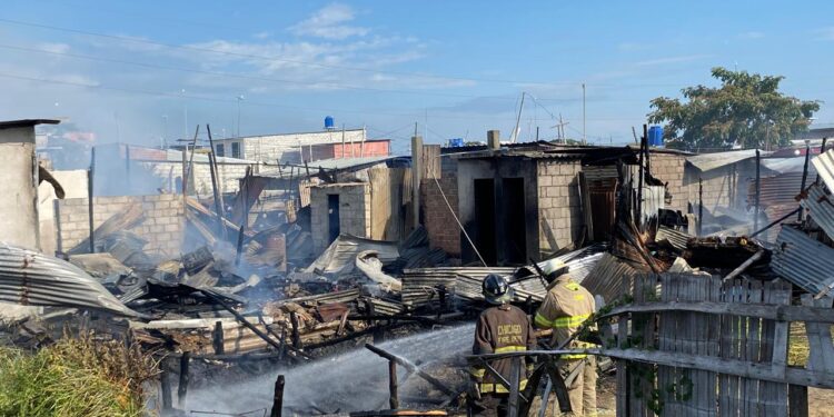 Incendio en Puerto Bolívar consumió por lo menos 5 viviendas