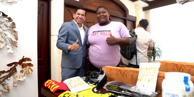 Lizeth Ayoví recibió implementos deportivos para participación en Olimpiadas París 2024