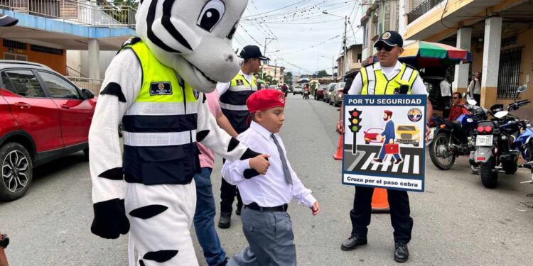 Arrancó con Firmeza la Campaña «CAMINEMOS SEGUROS A CLASES» para la Seguridad Vial de los Estudiantes