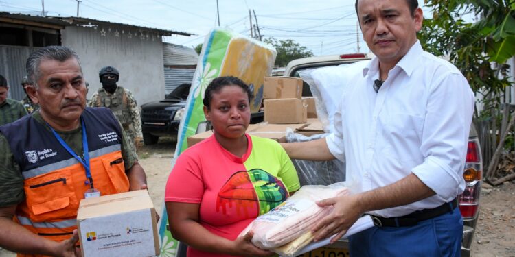 Gobernador Jimmy Blacio entregó Asistencias Humanitarias a familias afectadas por incendio