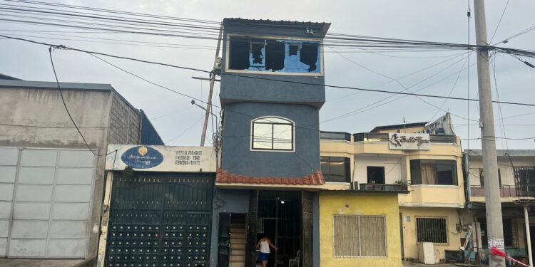 Delincuentes encapuchados atacaron una vivienda