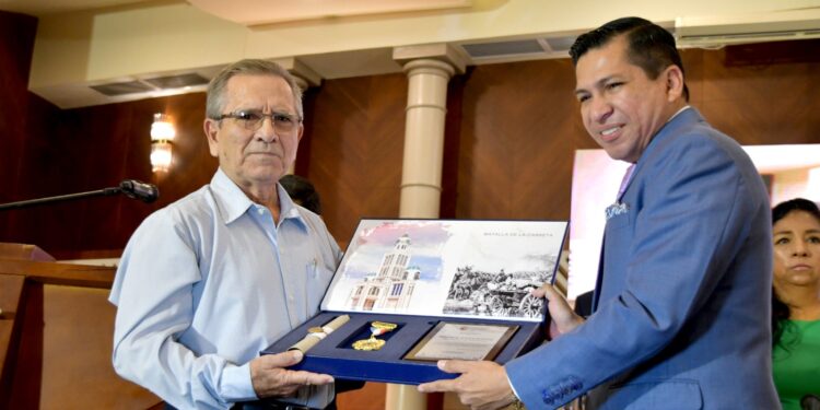 Concejo Cantonal entregó reconocimiento a servidores y trabajadores municipales en sesión conmemorativa por la Batalla de la Carreta