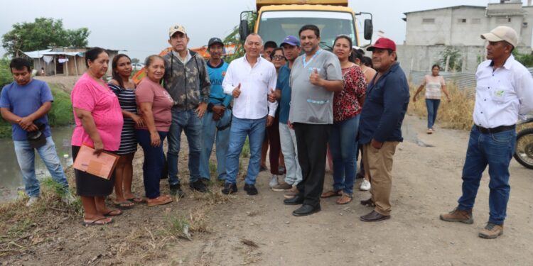 Prefectura de El Oro ejecuta trabajos de limpieza de canal El Mar