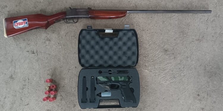 Tres detenidos con armas de fuego salieron libres