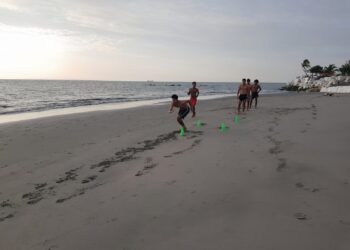 PIBES Fútbol Club Continúa su Preparación en la Playa de Jámbelí